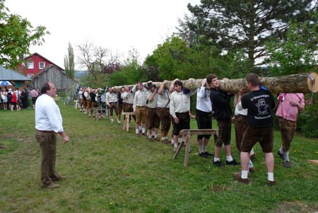 2010-05-01-16-41 Maibaum 042