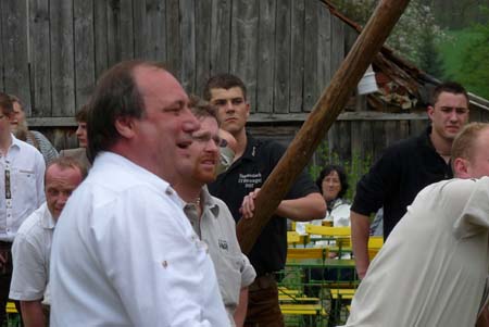 2010-05-01-16-57 Maibaum 070