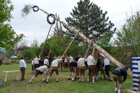 2010-05-01-17-07 Maibaum 075