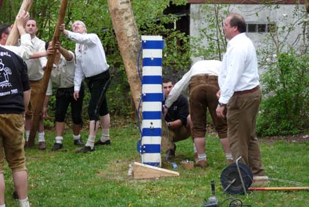 2010-05-01-17-26 Maibaum 090