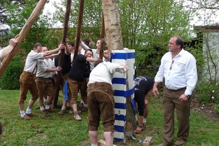 2010-05-01-17-28 Maibaum 092