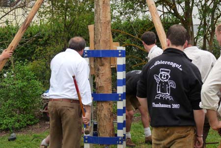 2010-05-01-17-36 Maibaum 104