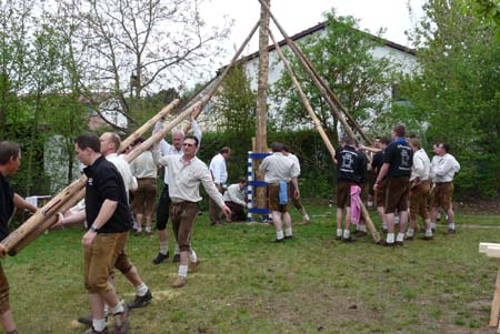 2010-05-01-17-37 Maibaum 105